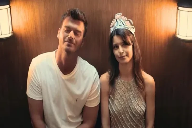 Beren Saat Kıvancla sevişmə səhnəsindən danışdı