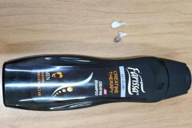 Ana həbsdəki oğluna  şampun qabında   görün nə gətirdi