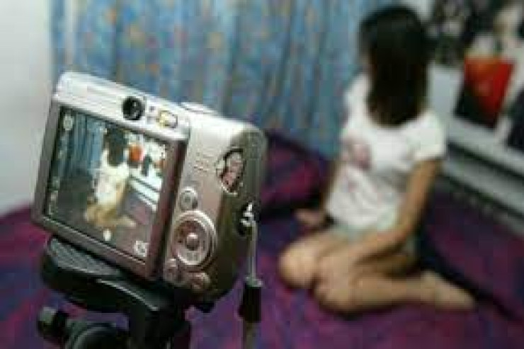 Məşhur yazıçının arvadı  İNTİHAR   etdi:  Porno görüntüləri   TAPILDI