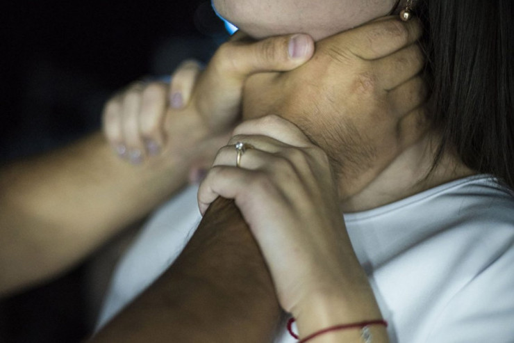 Bir zəngə görə arvadını boğub öldürdü 