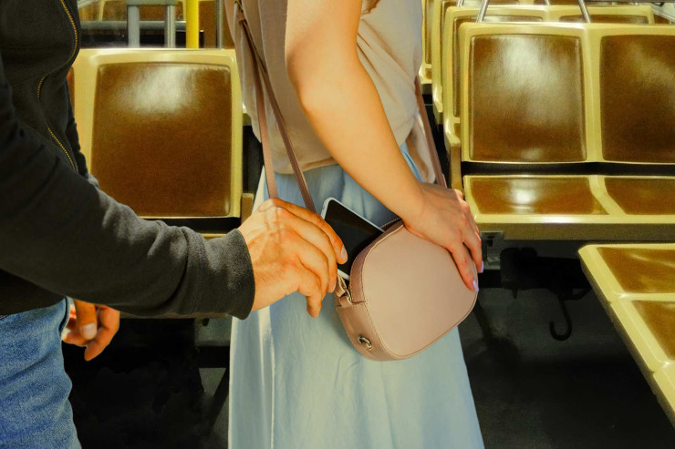 Bakı metrosunda sərnişin qarət olundu 