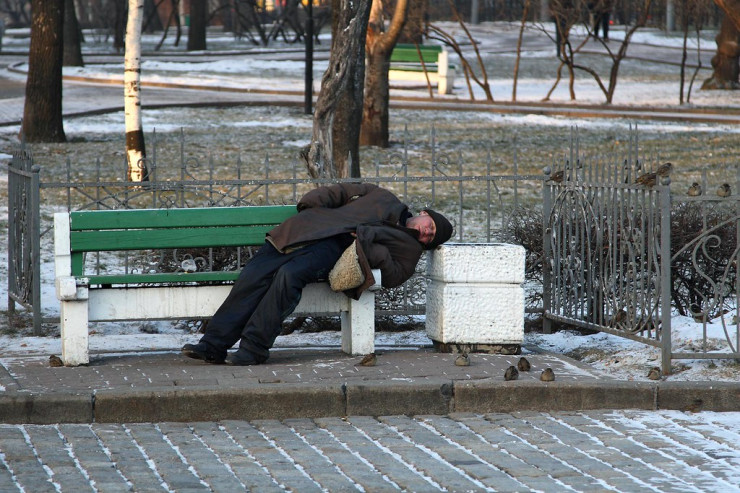 Qardaşını öldürtmək istəyən qız "bomj"u killer tutdu 