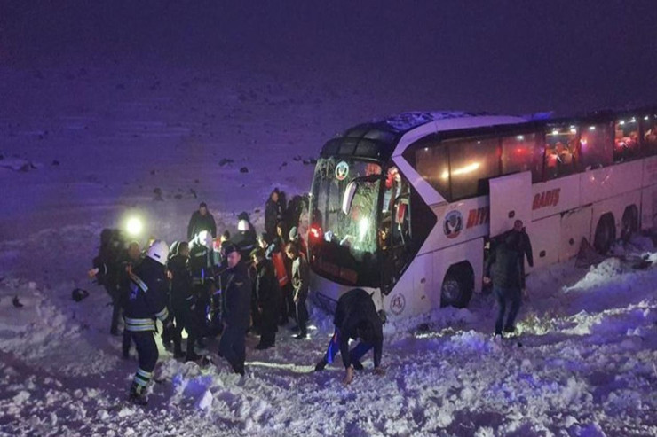 Avtobus dərəyə aşdı, 30 nəfər... - FOTO 