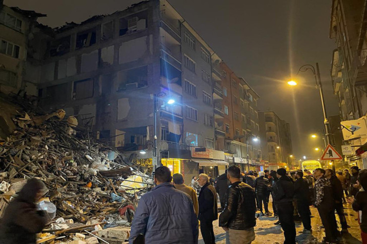 Türkiyədə 7,4 bal gücündə zəlzələ: DAĞINTILAR VAR  -YENİLƏNİB 