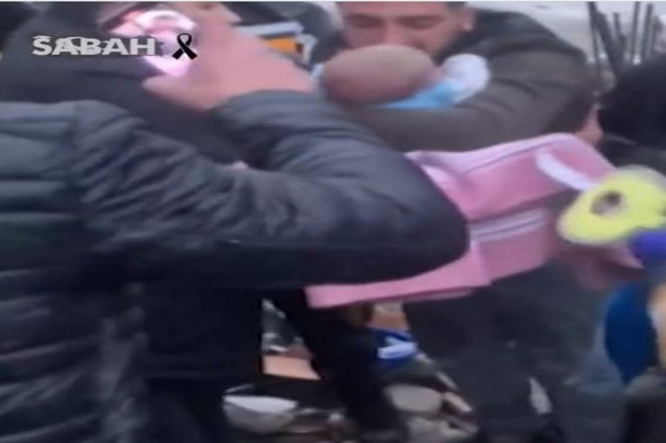 Türkiyədə MÖCÜZƏ:  3 aylıq körpə   anası ilə birgə sağ çıxarıldı