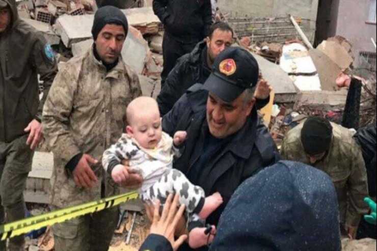 Dağıntılar altında ağlayan körpənin səsi 3 nəfəri xilas etdi