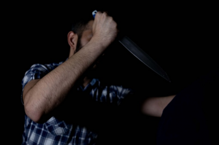 Azərbaycanda oğlan dayısını kürəyindən VURDU 