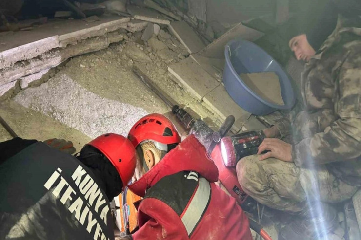 Ata dağıntılar altında qalan körpəsini xilas etmək üçün qolunu kəsdirdi