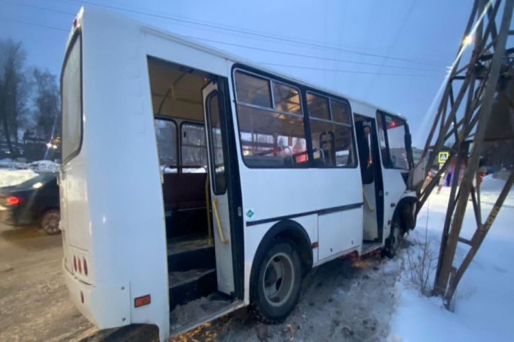 "PAZ" avtobusu qəza törətdi, 6 nəfər..  