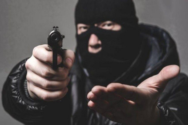 Bakıda evə silahlı BASQIN:  başından vurub pul istədi