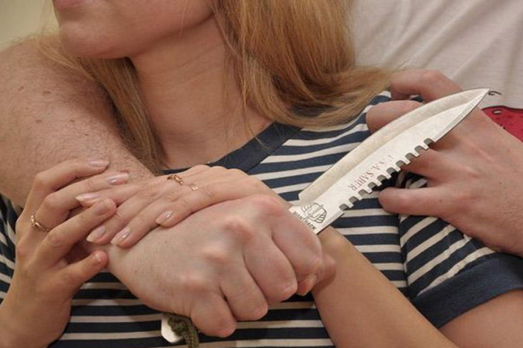 Arvadının başını kəsən zabitin məhkəməsin başlayır