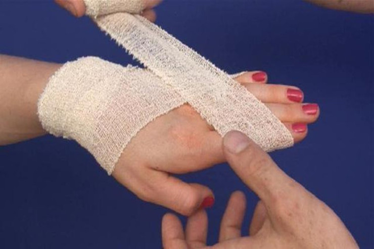 Qayçı ilə arvadının barmaqlarını kəsdi: arağın puluna görə... 