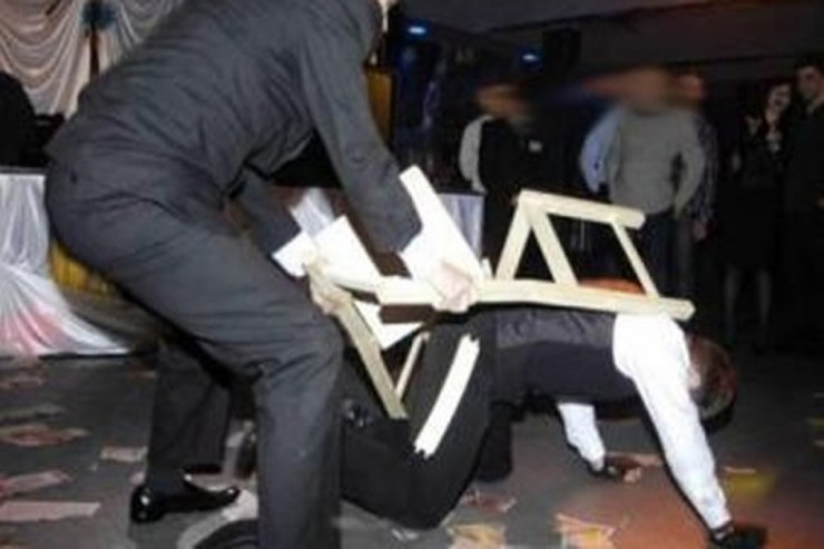 Bakıda kafeyə BASQIN:   İnzibatçını döyüb…