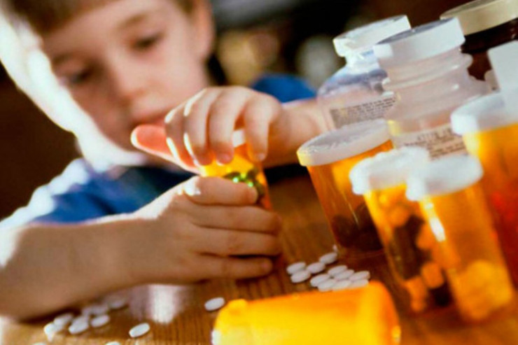 DƏHŞƏT : İki yaşlı qız 40 dənə həb yedi