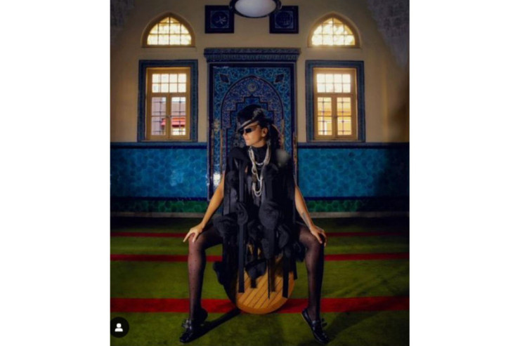 Məsciddə şəkil çəkdirən modelə cinayət işi açıldı