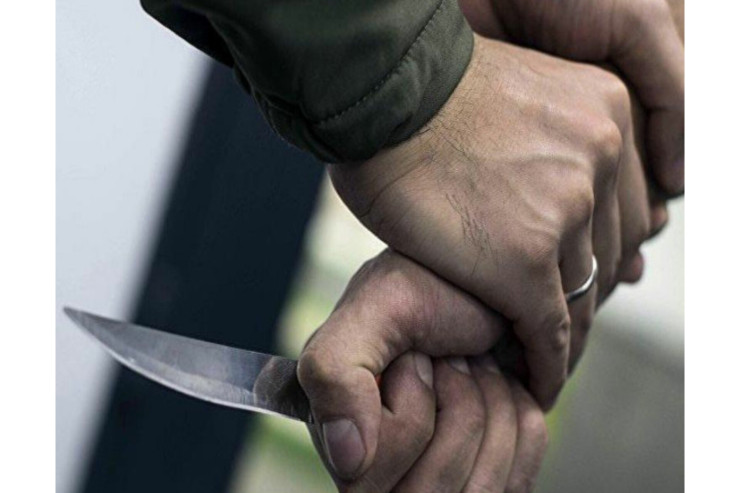 Bakıda gənc oğlanı evinin qabağında bıçaqladılar