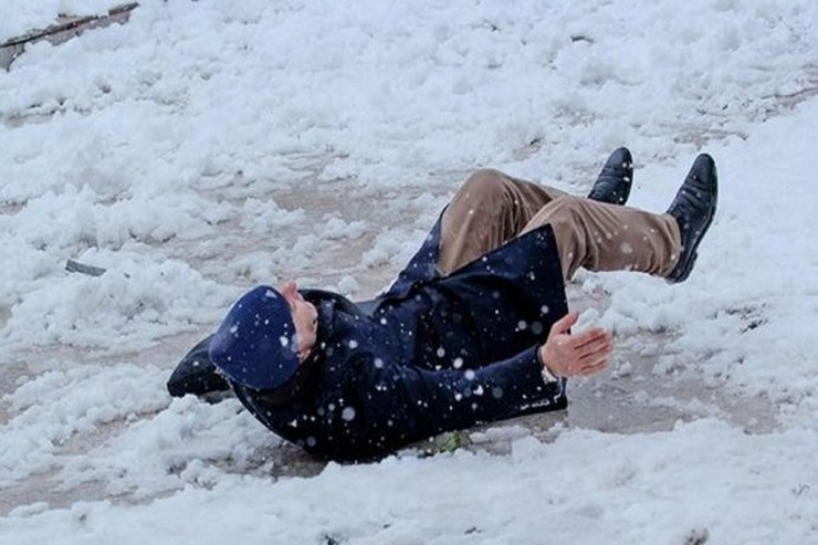 Bakıda qarlı havada 54 nəfər  yıxılıb