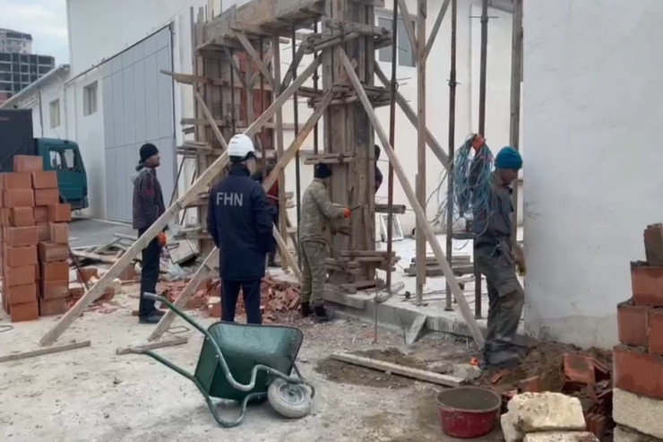 Bakıda daha bir qanunsuz tikili söküldü -VİDEO 