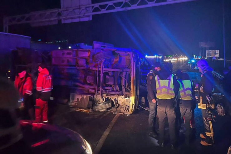 Yük maşını  avtobusla toqquşdu,  20 nəfər...