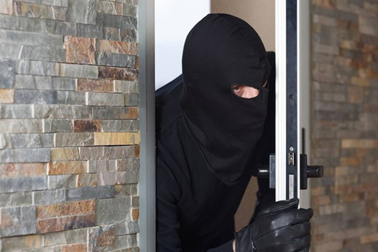 Maskalı şəxs Bakı sakininin pullarını belə aldı