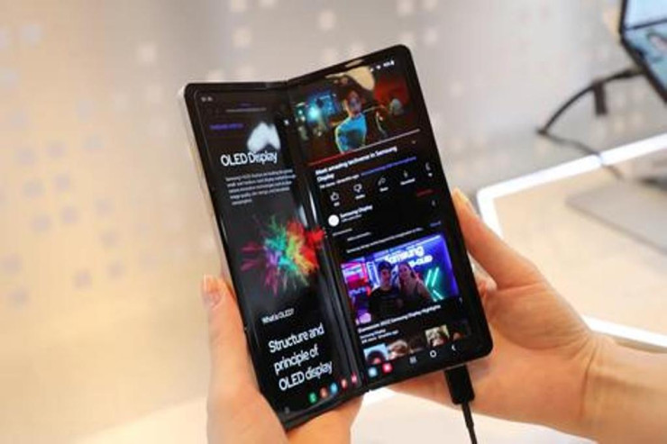 “Samsung” iki tərəfə qatlanan  telefon təqdim etdi