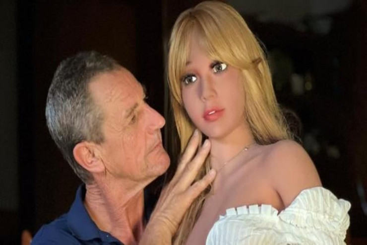 Kişi tənhalığın öhdəsindən  seks kukla   ilə gəldi