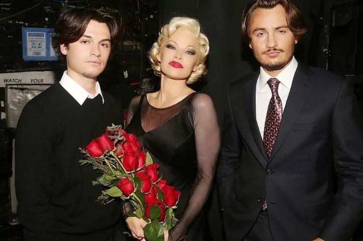 55 yaşlı məşhur özünü Merlin Monroya OXŞATDI  - FOTO 