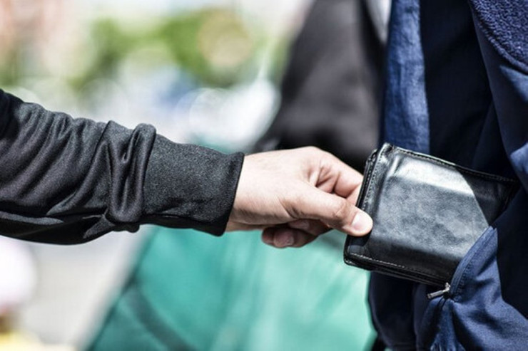 Rayon sakinini Bakıda soydular 