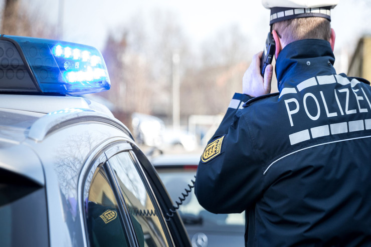 Yatağında yad qadın görən kişi polis çağırdı və... 