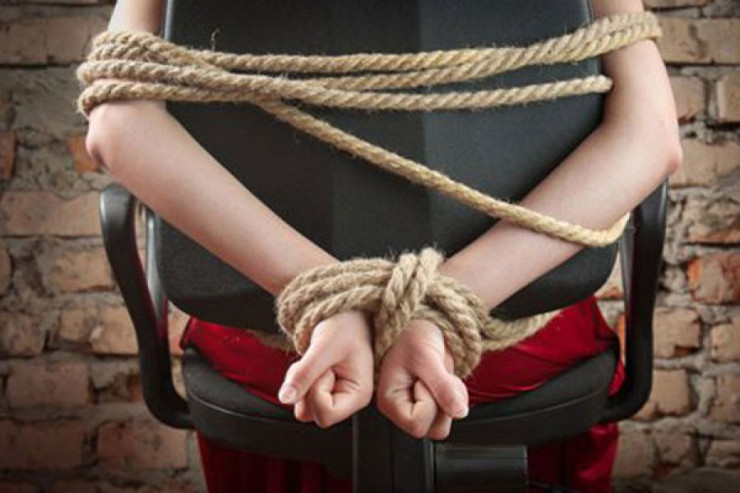 Dostunun oğlunu  girov götürüb pul istədi