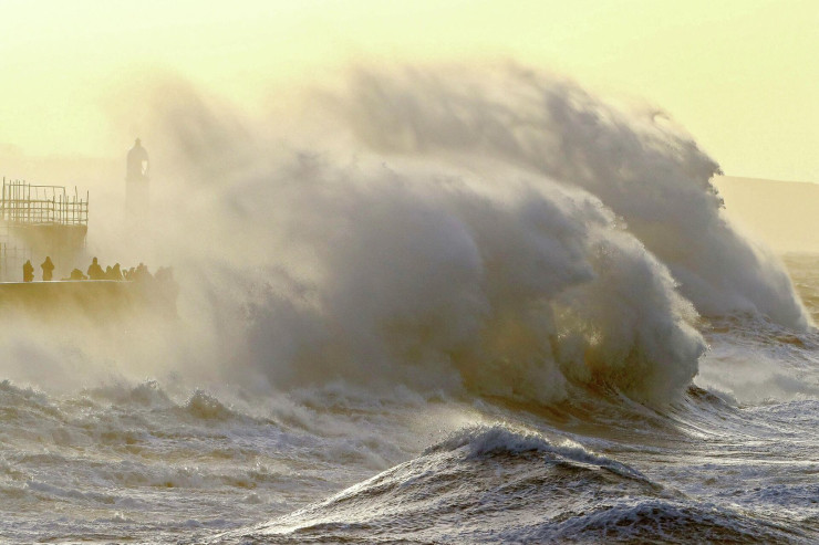 Neft daşlarında dalğanın hündürlüyü 2 metrdən uzun olub - FAKTIKI HAVA 