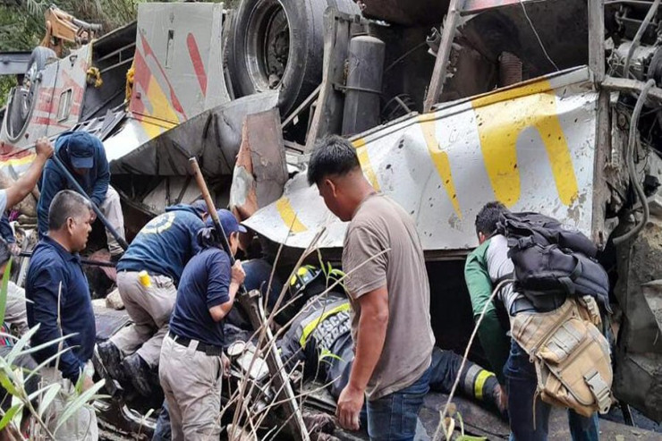 Avtobus dərəyə aşdı, 9 nəfər öldü