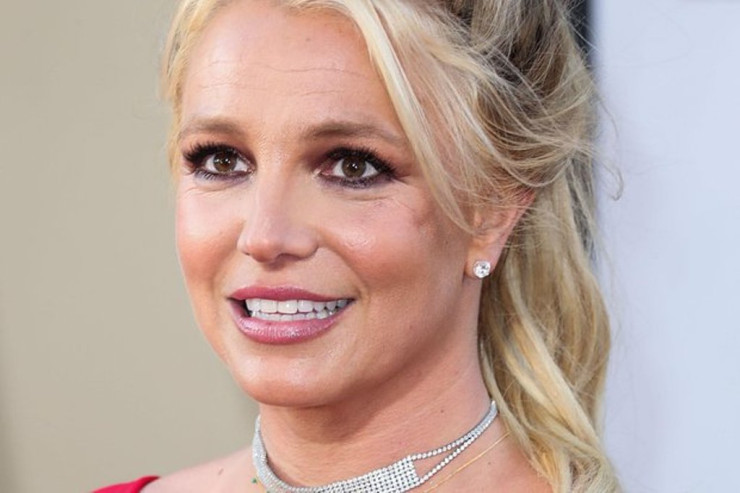 Anası və bacısı ilə bağlı  "xoşagəlməz"   təfərrüatları xatirələrindən sildi