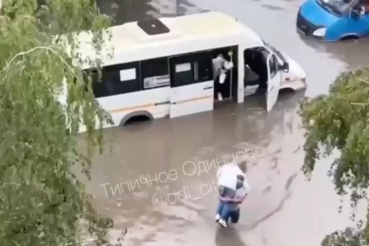 Sürücü  qadını qucağına alıb   küçəni belə keçdi -  VİDEO 