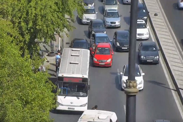 Bakıda sürücünün ürəyi tutdu, avtobusa çırpıldı - VİDEO 