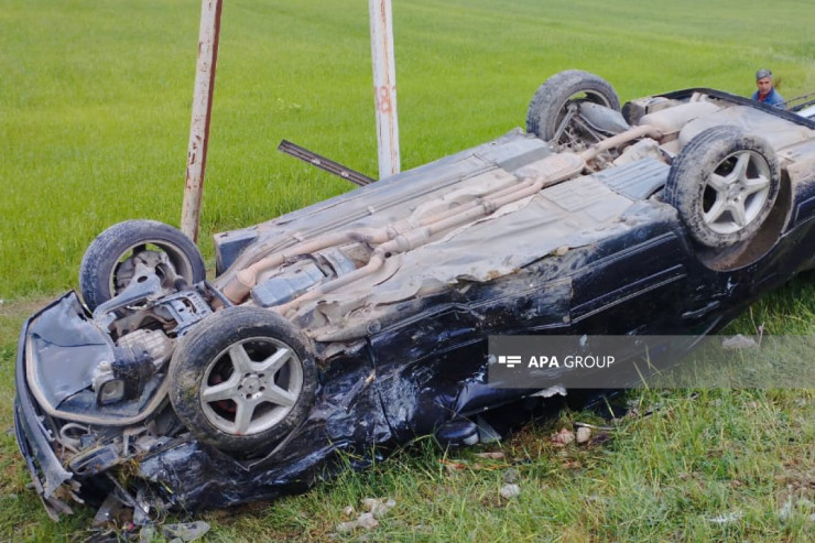 "Mercedes" aşdı, xəsarət alanlar var 