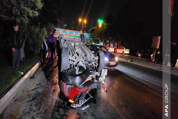 Bakıda maşın dayanacağa çırpıldı, iki nəfər...   - FOTO 