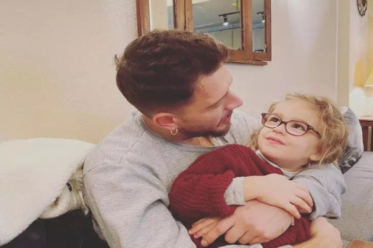 Məşhur aktyorun qızına danışdığı müasir nağıl trendə çevrildi