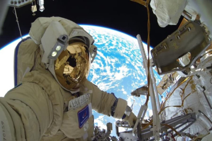  NASA astronavtları açıq kosmosda 
