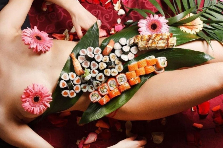  Çılpaq qızlar,   suşi - Məşhur reperin çılğın ad günü