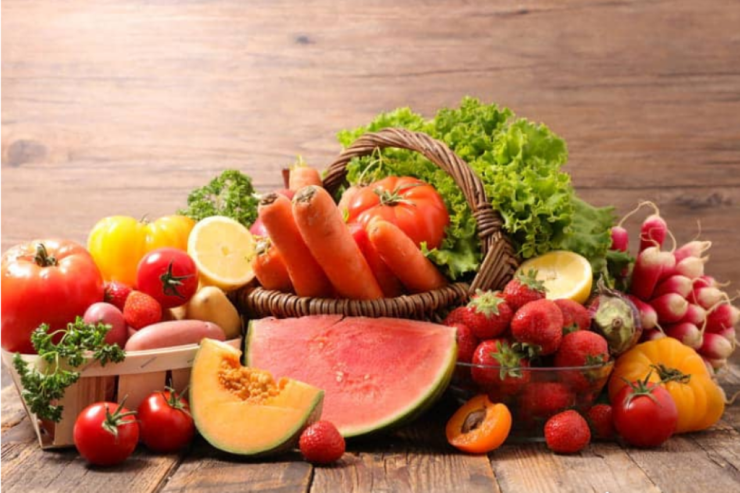 Qadın pula qənaət üçün öz nəcisi ilə yetişdirdiyi yeməkdən istifadə edir