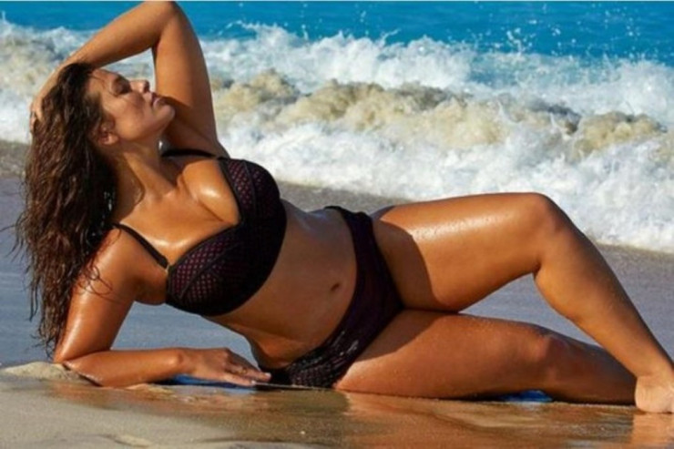 Dünyanın  ən seksual qadını   üzünə necə qulluq edir?