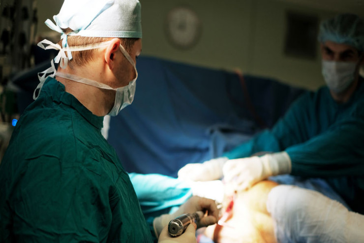 Qadının bədənindən 10 kiloluq şiş  çıxarıldı