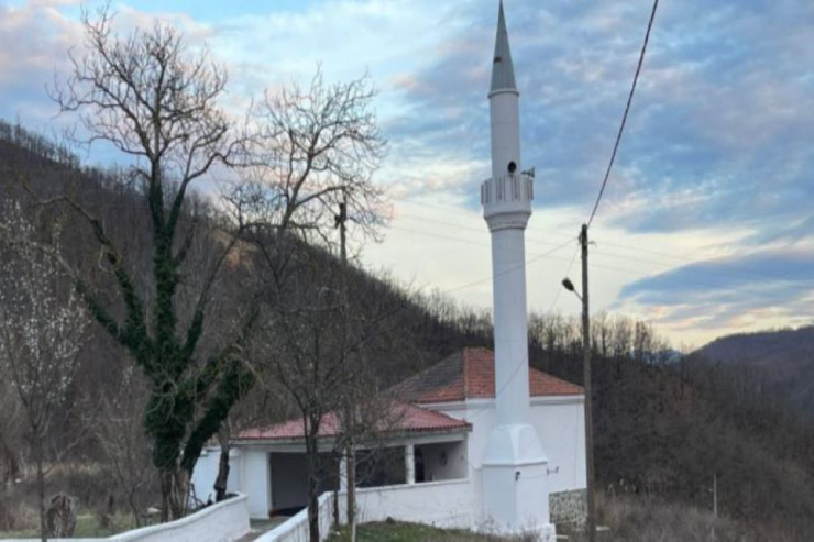 Məscidə girən fransız turist Quranı cırdı 