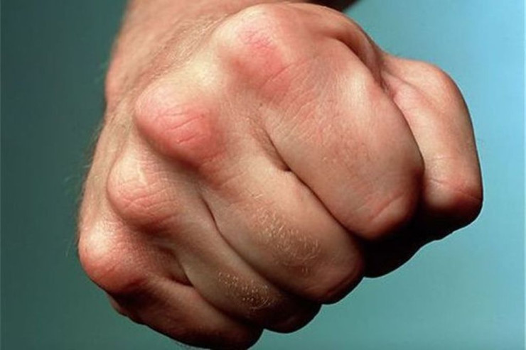 Kafedən çıxan kişini döyüb hər şeyini əlindən aldı - BAKIDA 