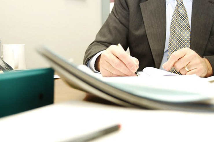 Azərbaycanda dövlət qulluqçuları nə qədər əməkhaqqı alır?