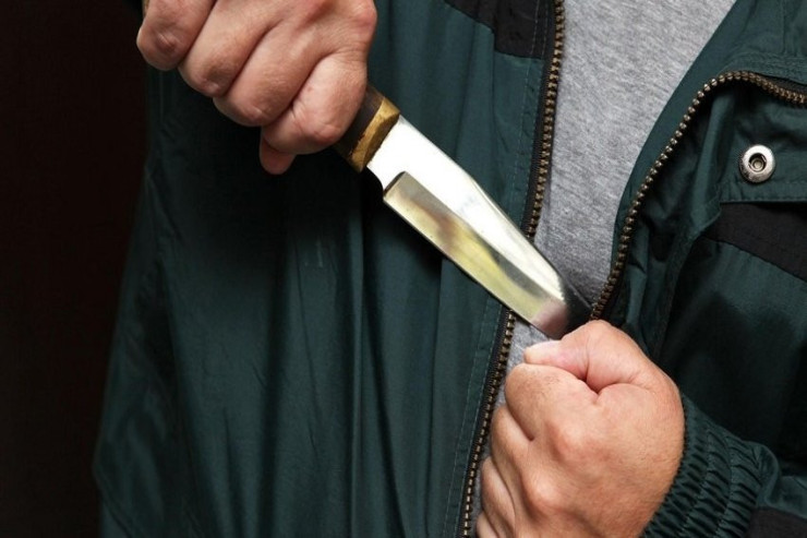 Şənlikdə QAN TÖKÜLDÜ:  Bıçağı sinəsinə sancdı