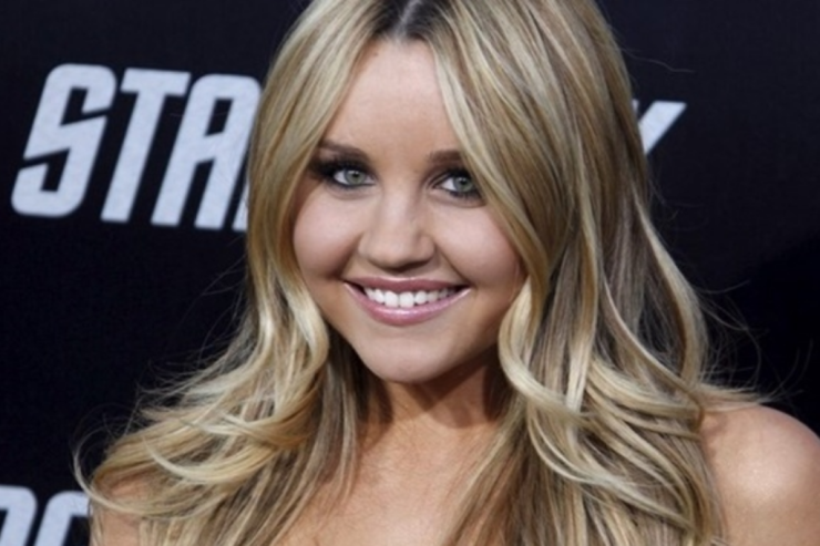 Küçədə  çılpaq gəzirdi,   polis bu dəfə evindən apardı