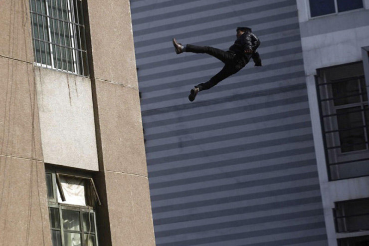 23-cü mərtəbədən özünü atan kişi qonşusunun üstünə düşdü 