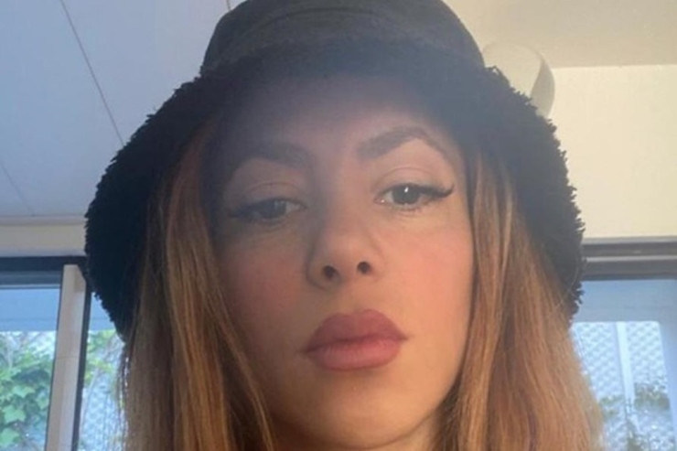 Şakira yenə Pikedən  DANIŞDI:   "Öpüşmək üçün təyyarəni endirdim"